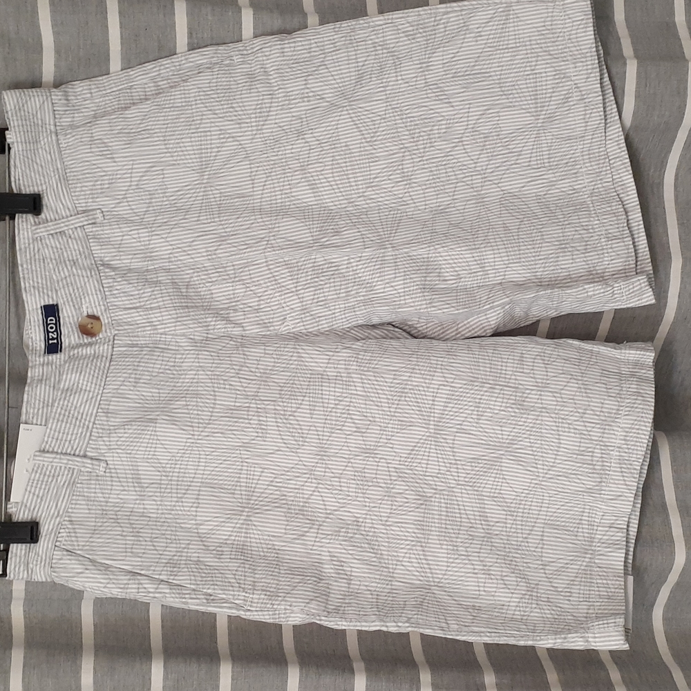 IZOD Gray and White Flat Front Shorts